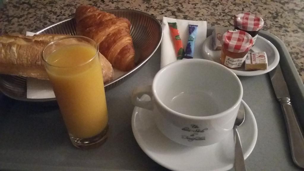 Hotel Restaurant Les 3 Chenes Fréjus エクステリア 写真