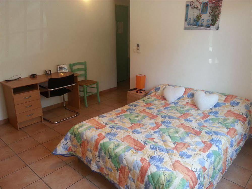 Hotel Restaurant Les 3 Chenes Fréjus エクステリア 写真