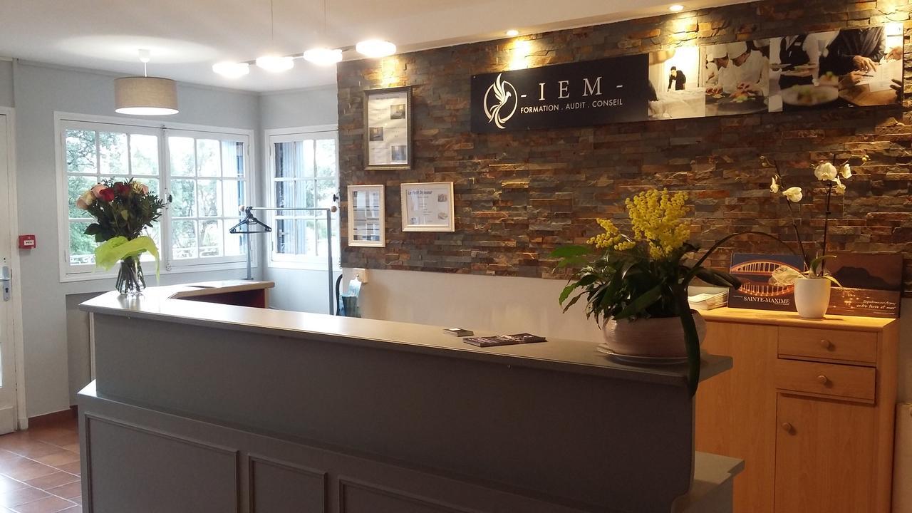 Hotel Restaurant Les 3 Chenes Fréjus エクステリア 写真