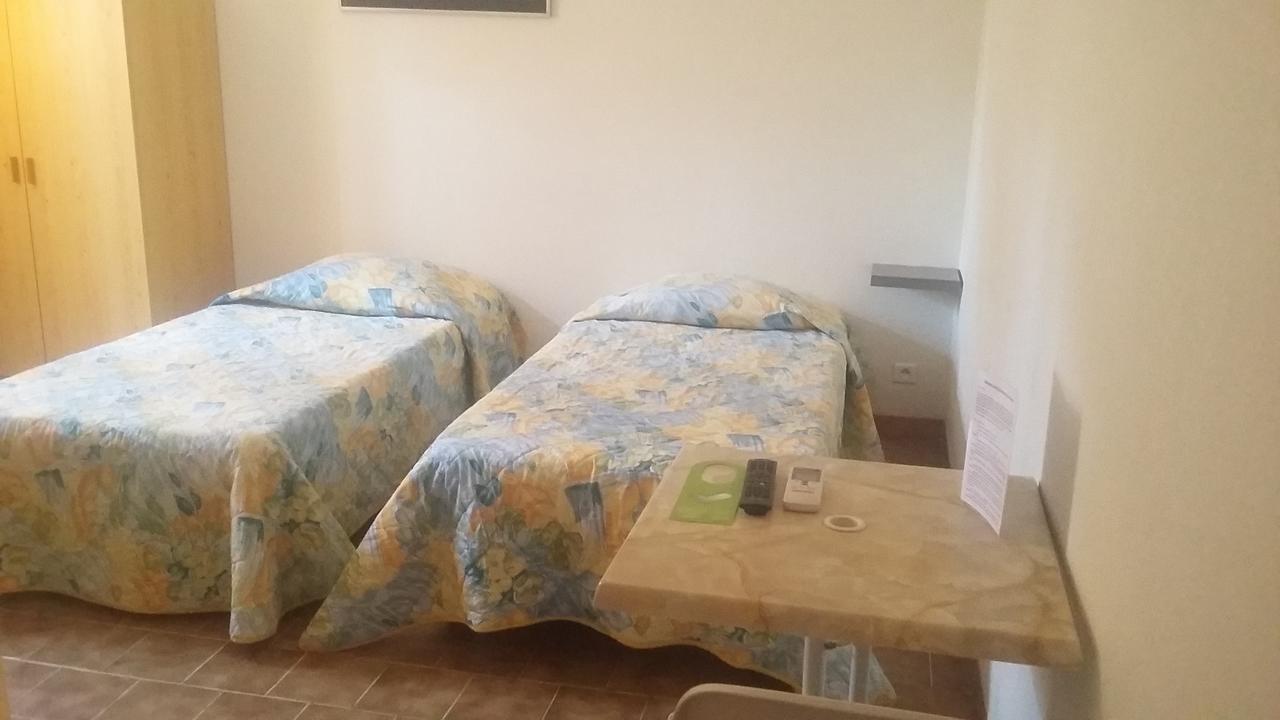 Hotel Restaurant Les 3 Chenes Fréjus エクステリア 写真